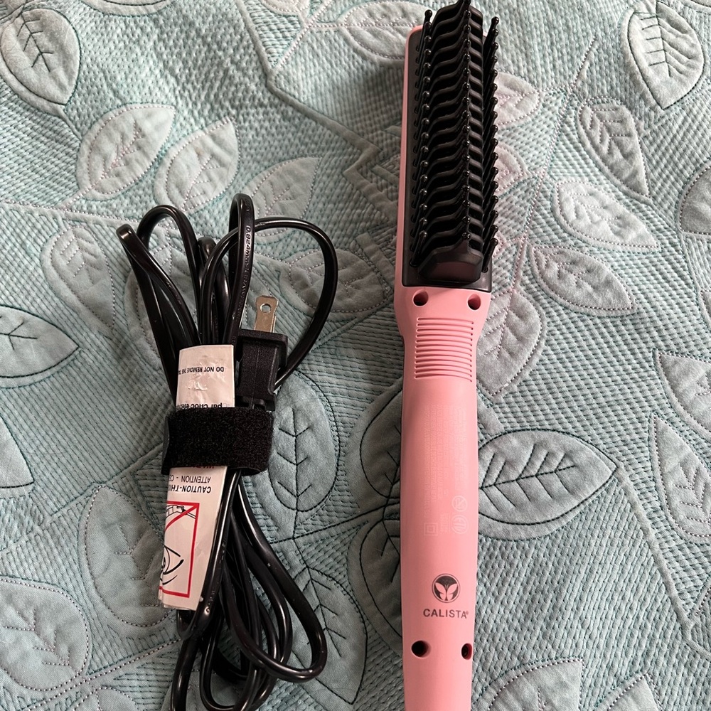 Calista brand TrianglPro Heated Detailing Brush. Purchased from QVC in 2021.